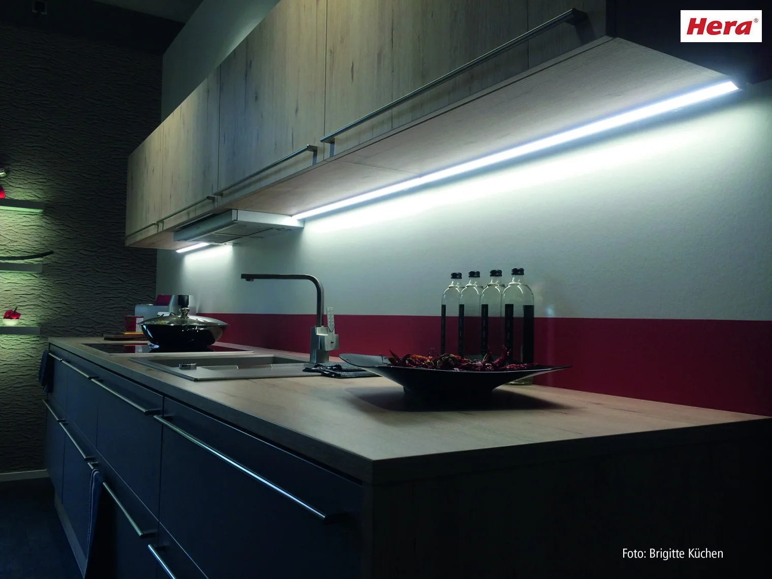 Hera LED Skab armatur LED ModuLite F, IP20, 230V HVLCS, CRi >90, 60cm, med kontakt, 10W 3000K 950lm 120°, anodiseret aluminium Hera LED Skab armatur LED ModuLite F, IP20, 230V HVLCS, CRi >90, 60cm, med kontakt, 10W 3000K 950lm 120°, anodiseret aluminium
