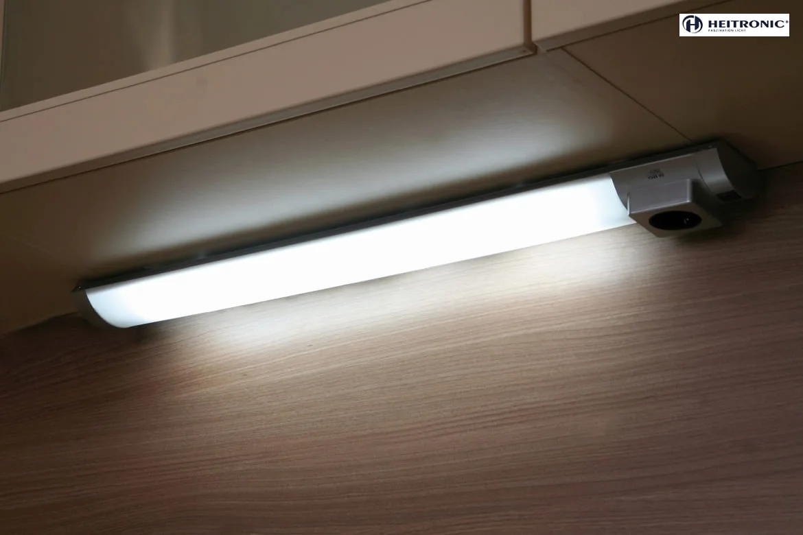 HEITRONIC LED Skab armatur DETMOLD 677mm, 8W, 120°, 3000K, 450lm, IP20, ikke dæmpbar, sølv / glas opal HEITRONIC LED Skab armatur DETMOLD 677mm, 8W, 120°, 3000K, 450lm, IP20, ikke dæmpbar, sølv / glas opal