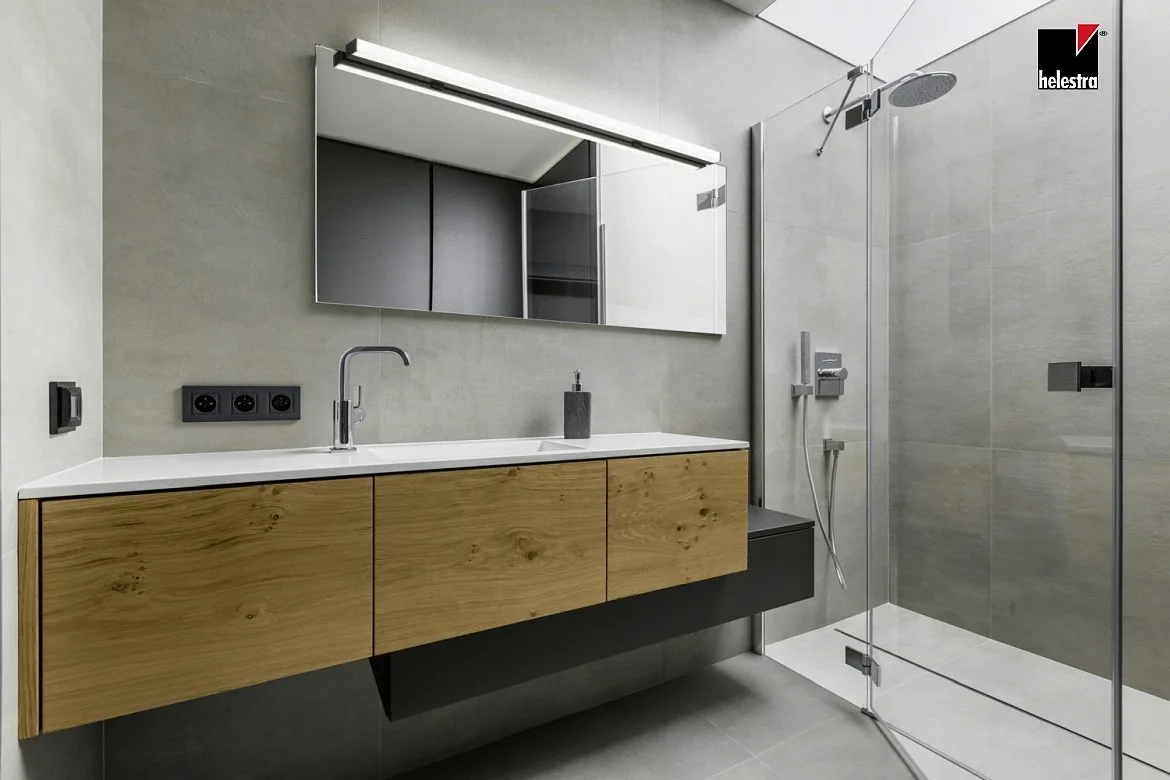 Helestra Spejllampe LADO-S 90 mittelgroß, omskiftelig, smal, med diffuser IP44, sort mat, hvid Helestra Spejllampe LADO-S 90 mittelgroß, omskiftelig, smal, med diffuser IP44, sort mat, hvid