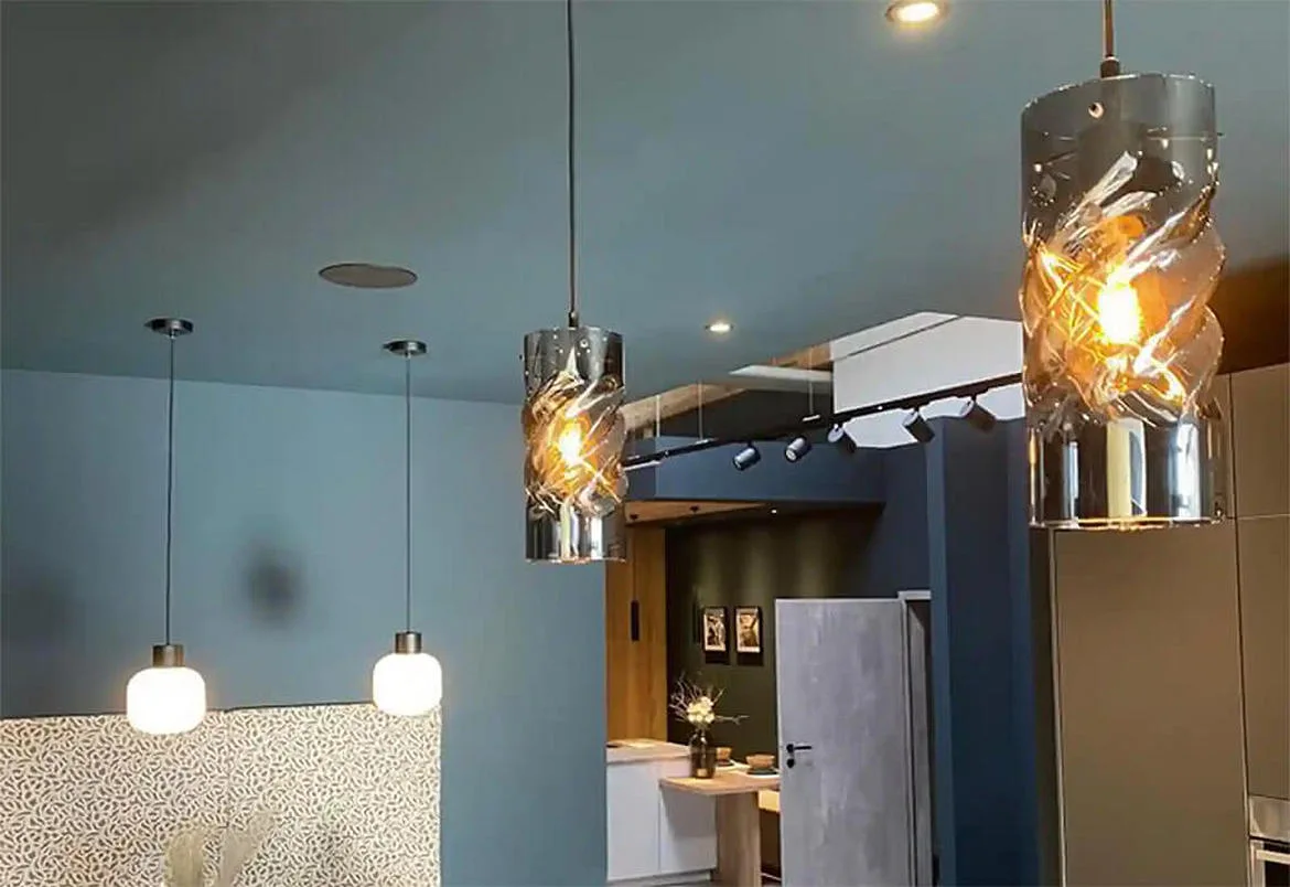 ISOLED Pendel INFINITY SMOKY CURLED GLASS cylindrisk, med åbent kabel, 2-polet E27 IP20, sort dæmpbar ISOLED Pendel INFINITY SMOKY CURLED GLASS cylindrisk, med åbent kabel, 2-polet E27 IP20, sort dæmpbar