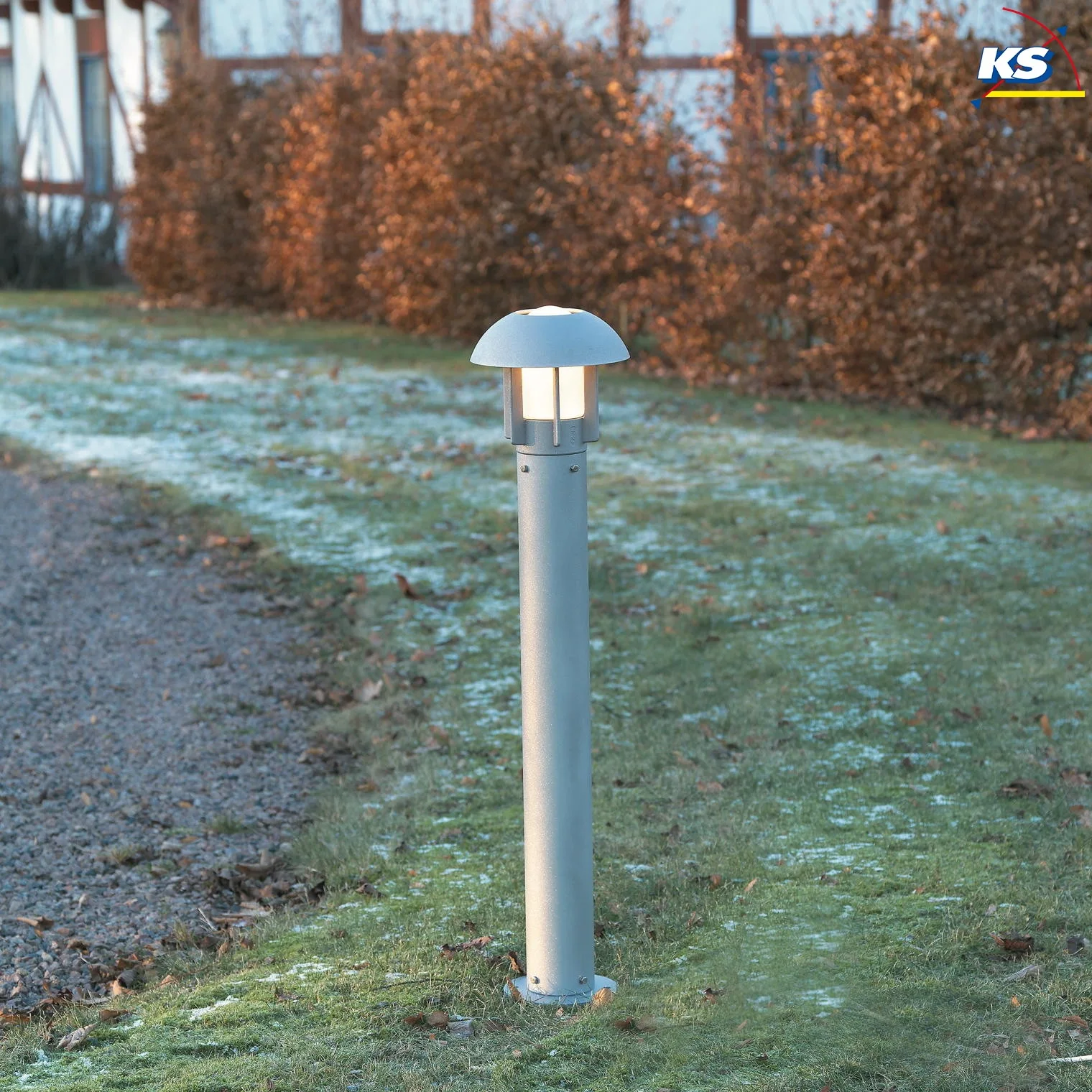 Konstsmide Standerlampe HEIMDAL E27 IP44, opal, sølv Konstsmide Standerlampe HEIMDAL E27 IP44, opal, sølv