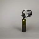 Konstsmide Batteri bordlampe BOTTLE med USB tilslutning, med touch-dæmper IP54, sort dæmpbar